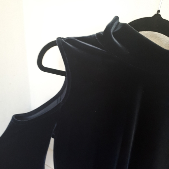 Witchery Blue Velvet Cold Shoulder Blouse Size Small - Picture 8 of 12